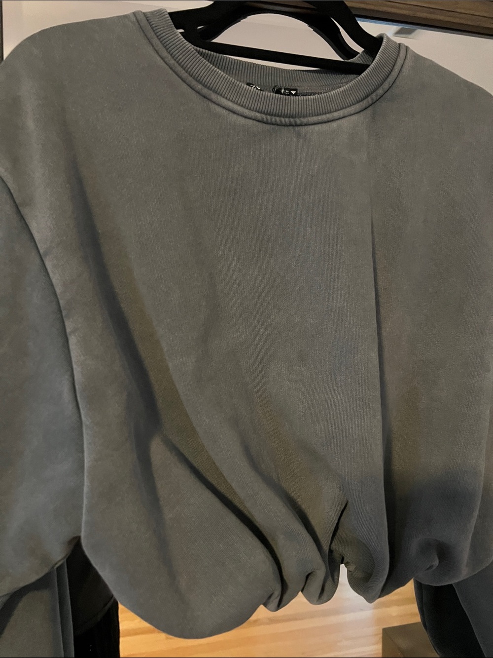 Zara Gray Cropped Sweatshirt with Gathered Cuffs - Picture 4 of 5